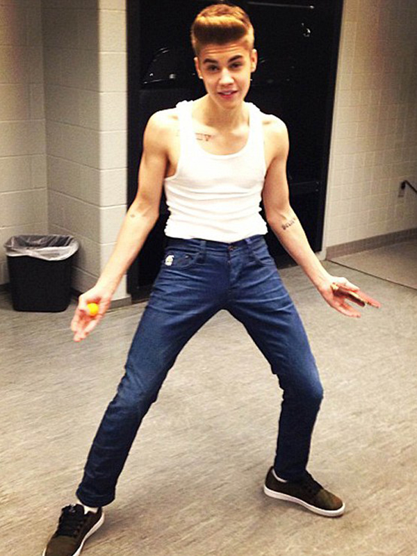 A luat-o razna? Justin Bieber şi-a arătat fundul fanilor, pe o reţea de socializare!