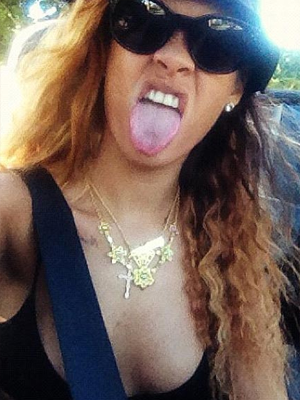 Rihanna şi-a înnebunit admiratorii! Uite imaginile provocatoare ce i-au năucit pe admiratorii săi! Îţi place de ea sau nu?