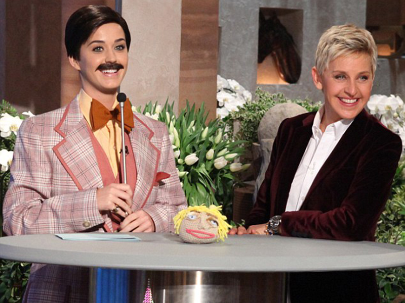 Frumuşica artistă Katy Perry s-a îmbrăcat ca un bărbat şi...îi stă foarte bine! Voi ce credeţi?