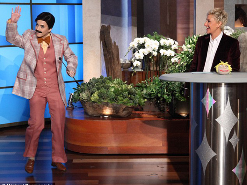 Frumuşica artistă Katy Perry s-a îmbrăcat ca un bărbat şi...îi stă foarte bine! Voi ce credeţi?