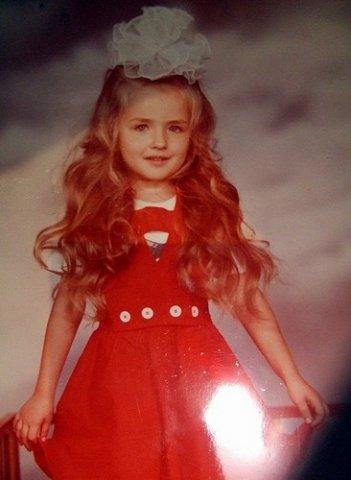 Femeia Barbie, când era mică, arăta fix ca o păpuşică! Nu-i aşa că era super drăguţă?