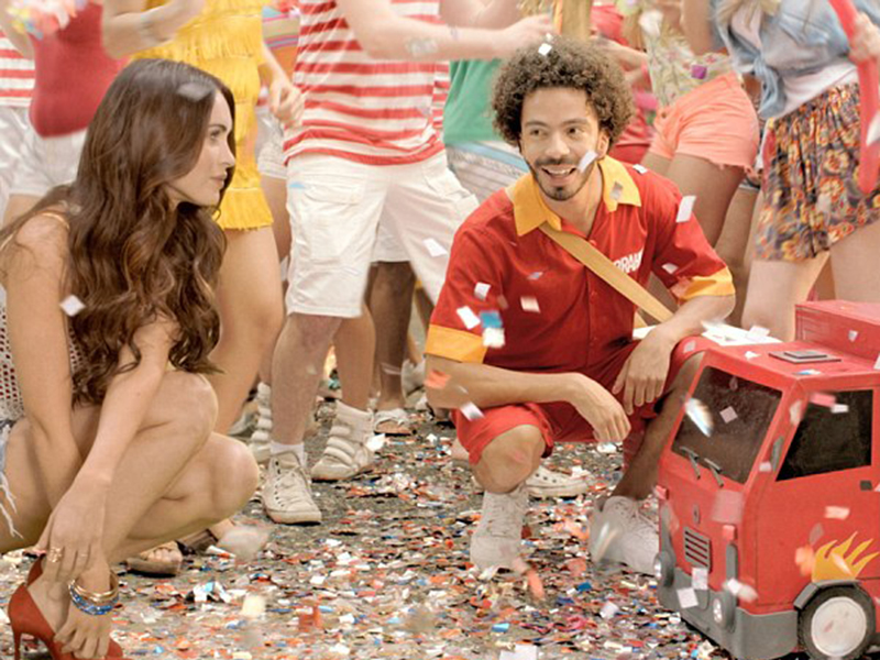 Să înceapă petrecerea! Megan Fox incinge atmosfera într-o reclamă pentru o bere braziliană! E sexy actriţa sau nu?