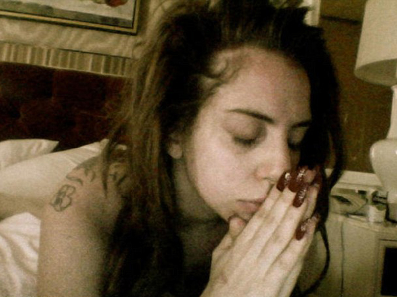 Lady Gaga, devastată de incendiul din Brazilia, în care au murit 232 de oameni! Uite-o pe artistă cum se roagă înlăcrimată!