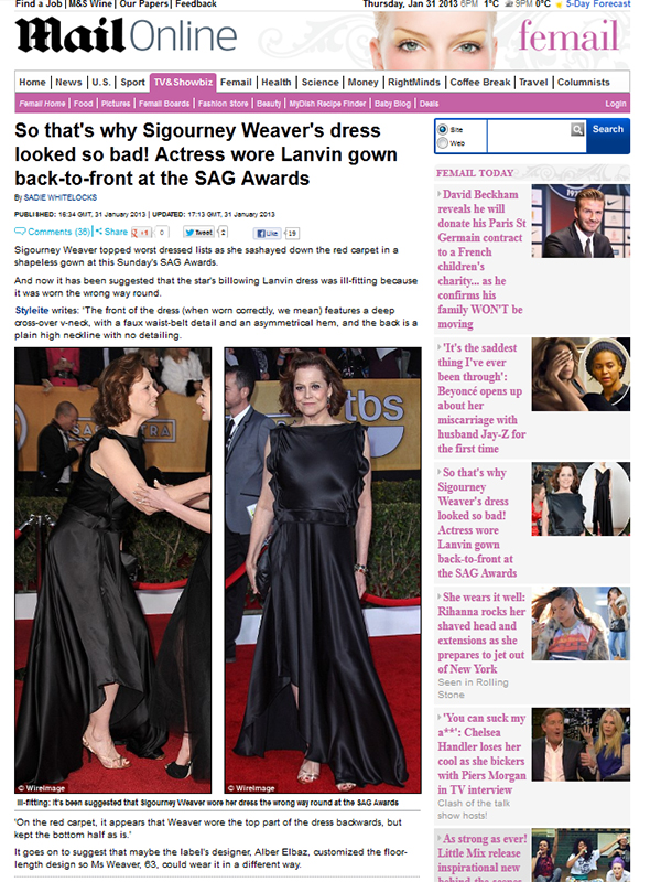 Gafă de proporţii pentru o actriţă celebră! Sigourney Weaver a purtat pe covorul roşu rochia cu spatele în faţă, neintenţionat!!!
