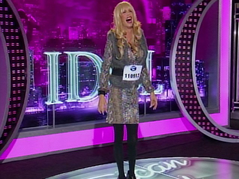 Un celebru cântăreţ s-a costumat în femeie şi s-a prezentat în faţa juriului de la American Idol! Recunoşti personajul?