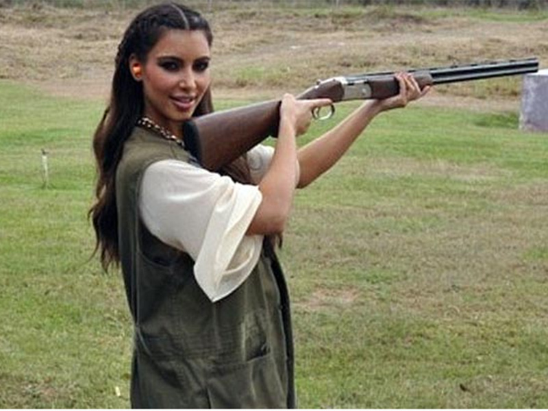 Kim Kardashin a generat un mare scandal în lumea virtuală după ce a postat o imagine cu pistolul ei plin de diamante!