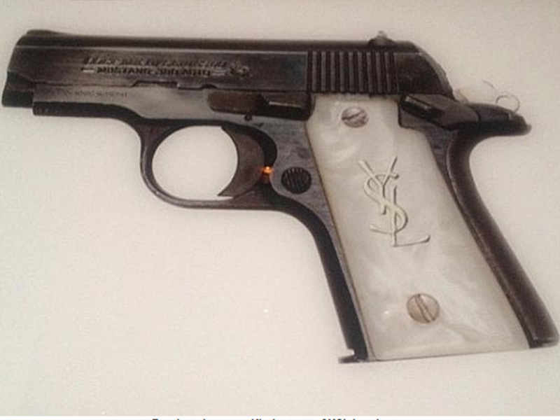 Kim Kardashin a generat un mare scandal în lumea virtuală după ce a postat o imagine cu pistolul ei plin de diamante!