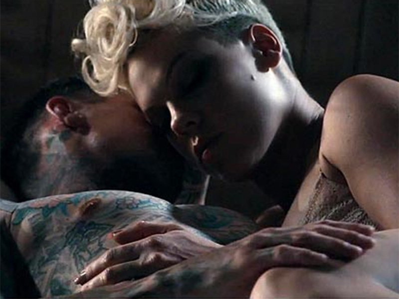 VIDEO fierbinteee!!! Pink încinge atmosfera în noul său clip, alături de soţul ei! Uite-o pe artistă în ipostaze provocatoare!