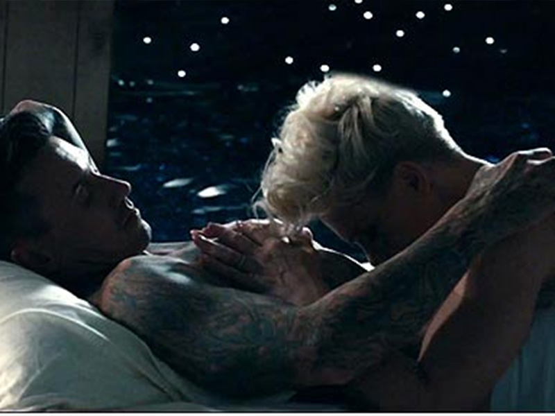 VIDEO fierbinteee!!! Pink încinge atmosfera în noul său clip, alături de soţul ei! Uite-o pe artistă în ipostaze provocatoare!