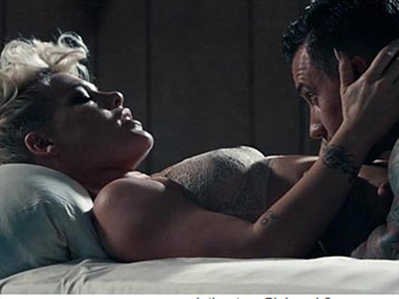 VIDEO fierbinteee!!! Pink încinge atmosfera în noul său clip, alături de soţul ei! Uite-o pe artistă în ipostaze provocatoare!