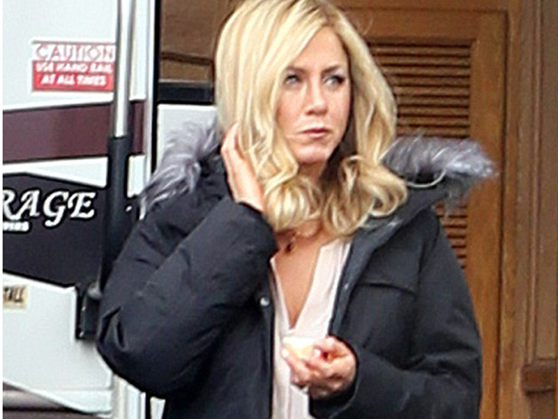 Schimbare incredibilă de look pentru Jennifer Aniston! Actriţa s-a făcut blondă cu acte în regulă! Îţi place cum îi stă?