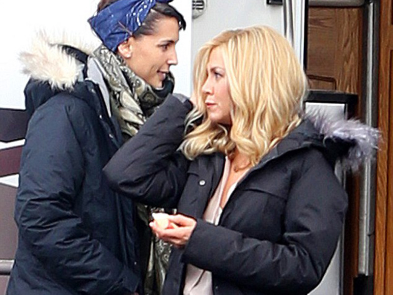 Schimbare incredibilă de look pentru Jennifer Aniston! Actriţa s-a făcut blondă cu acte în regulă! Îţi place cum îi stă?