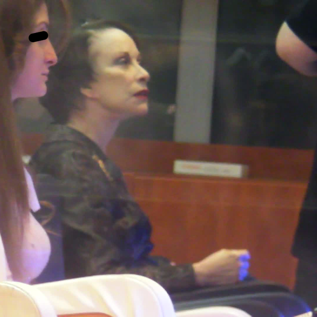 Stilistul ii da printesei bretonul la o parte si se pregateste sa se apuce de treaba