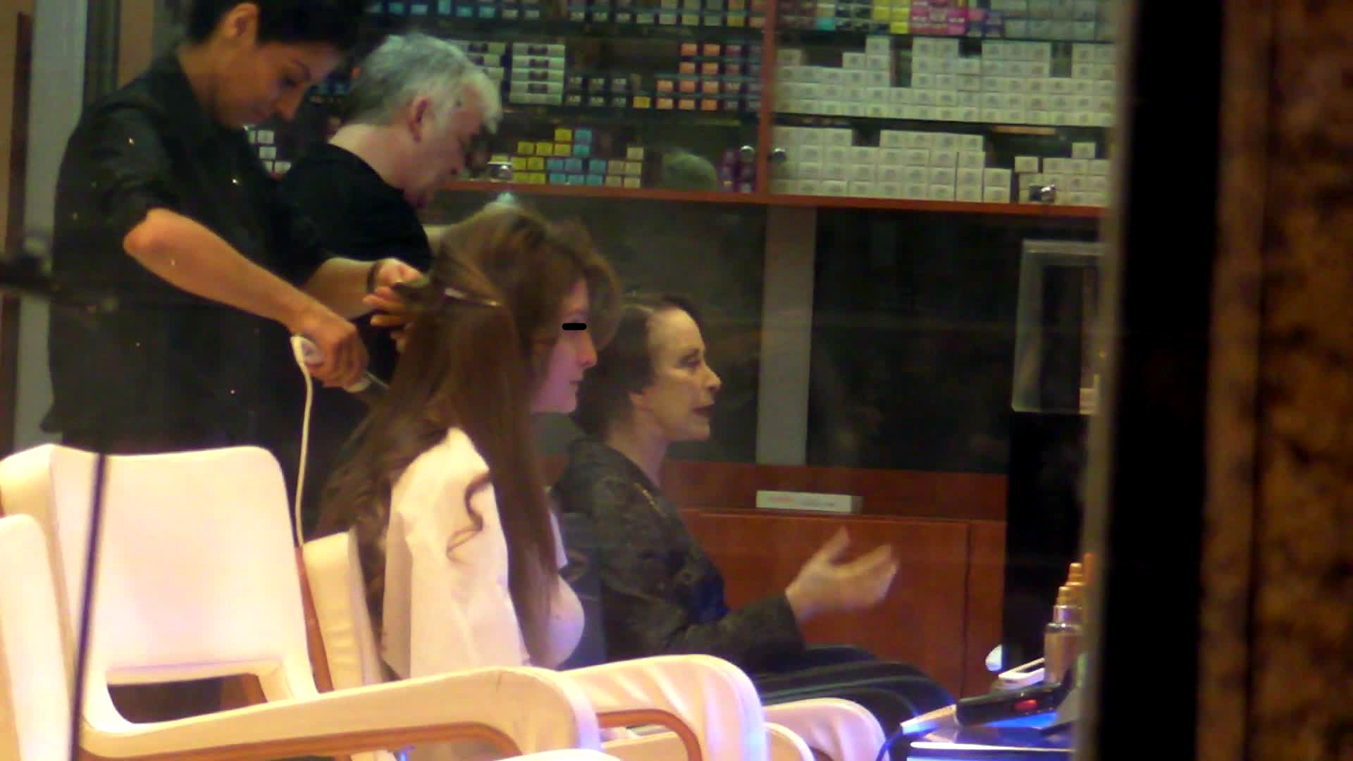 Printesa ii explica barbatului cum isi doreste sa arate