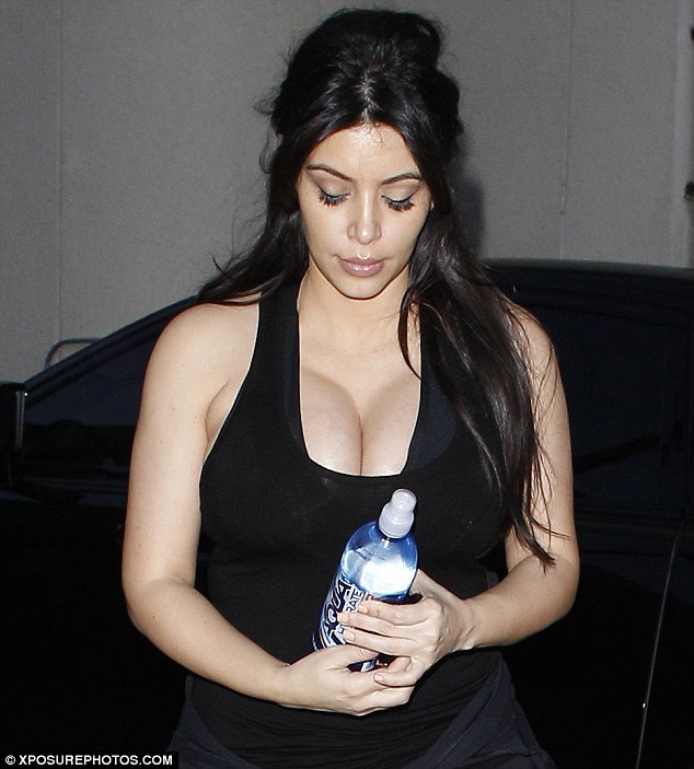 Kim Kardashian este speriată de efectele sarcinii asupra corpului său! Deja a crescut patru mărimi la sutien!