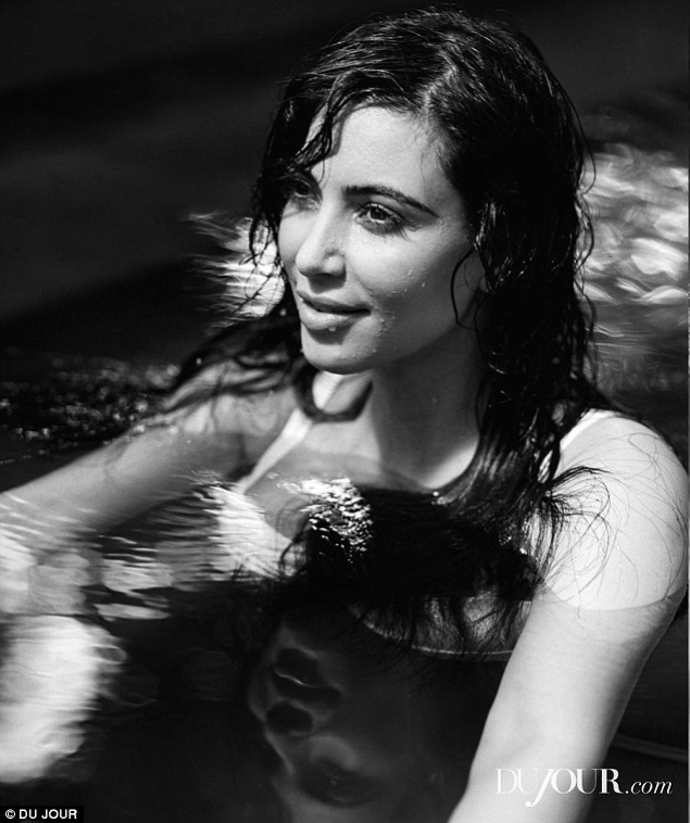 Kim Kardashian a realizat un pictorial incendiar! Bruneta însărcinată a pozat în costum de baie!