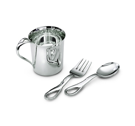 Micuta North a primit o lingurita din argint pe care e gravat numele ei