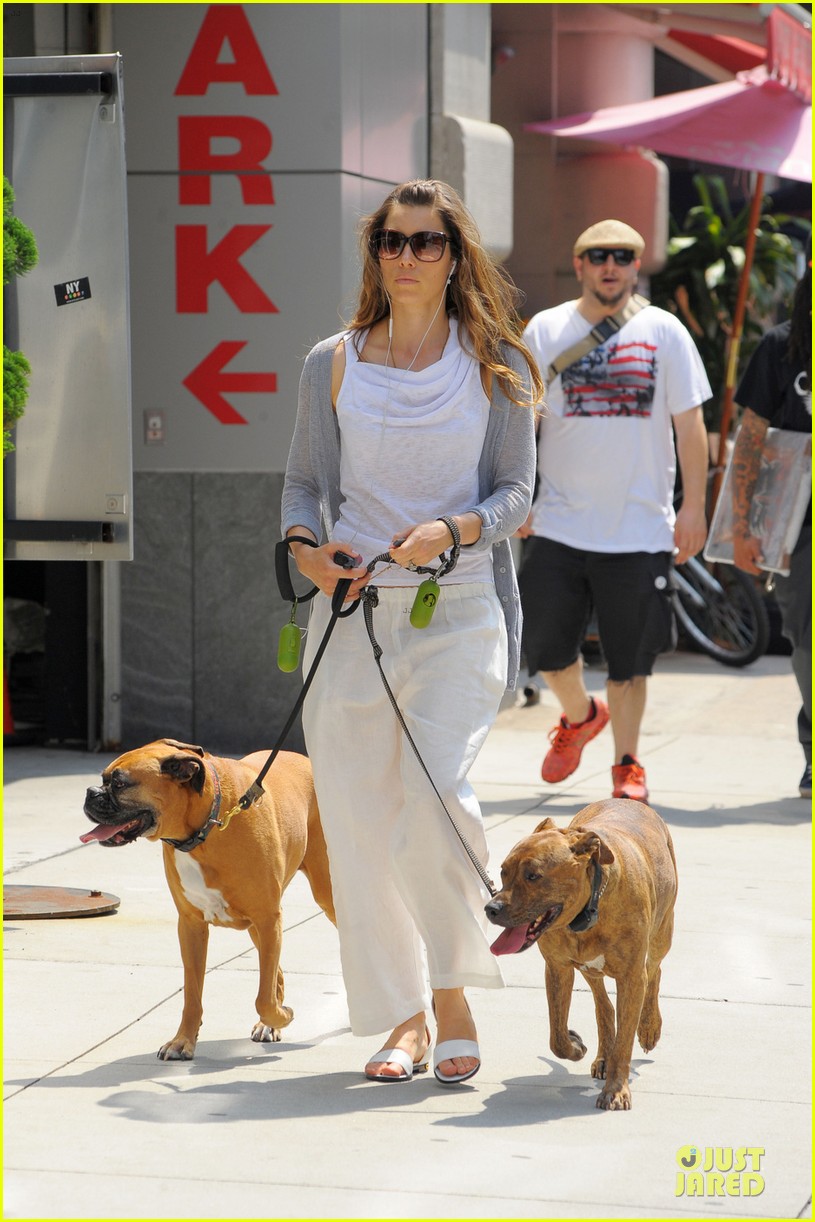 Jessica Biel la plimbari cu cateii sai