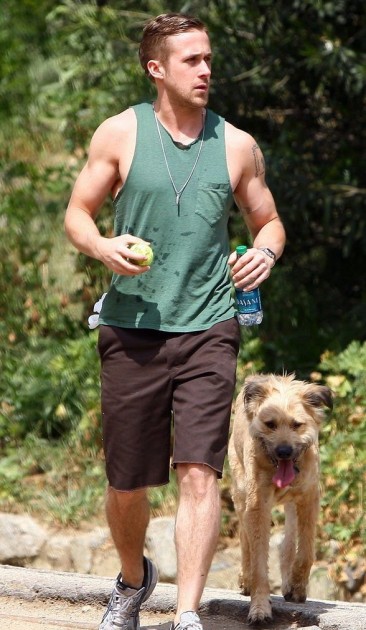 Actorul Ryan Gosling isi i-a partenerul peste tot