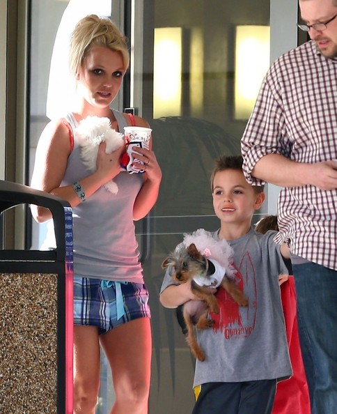 Britney Speras alaturi de cateii sai