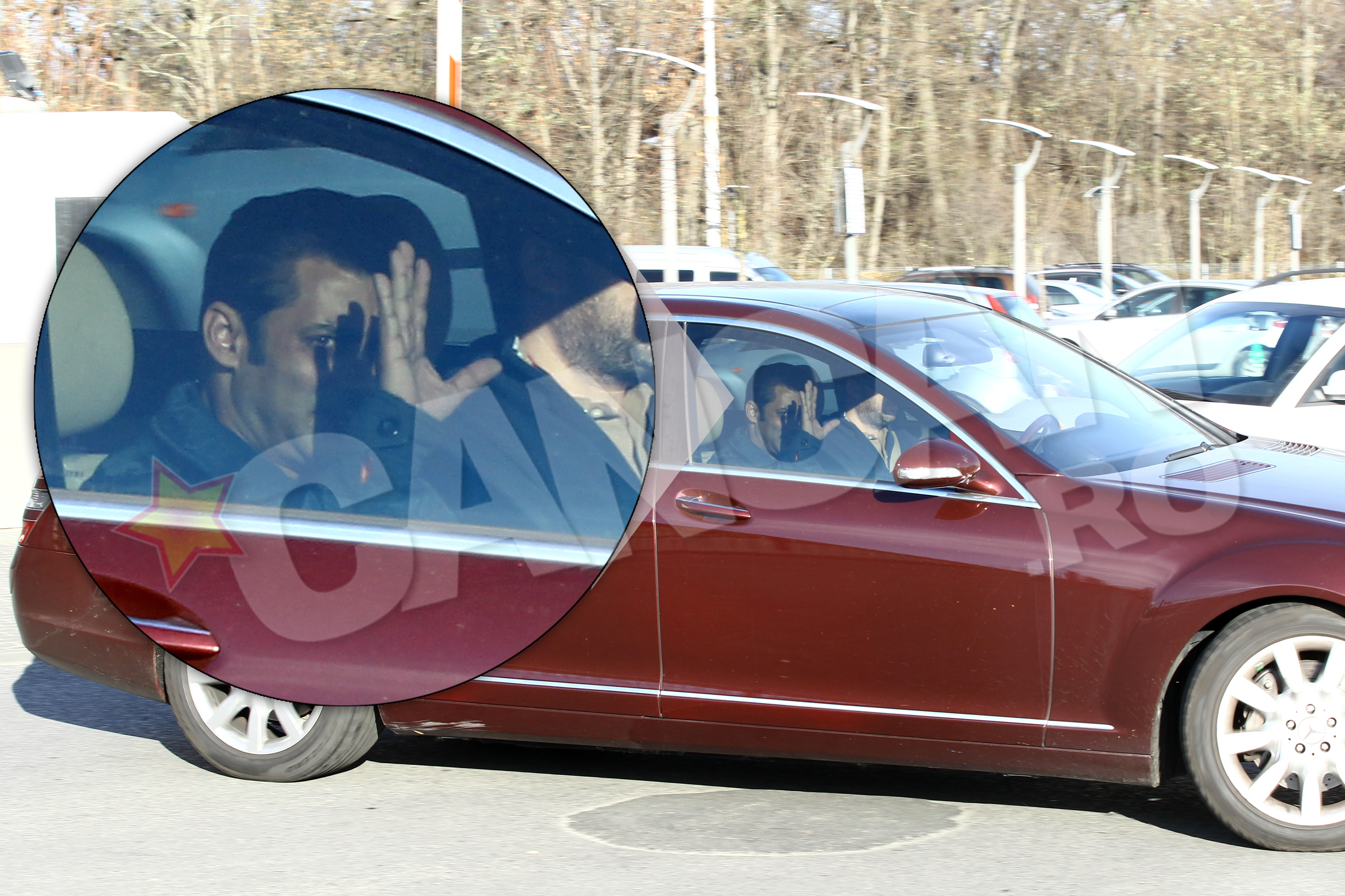 Ca de fiecare data, indianul saluta oamenii care-l asteapta in fata hotelului