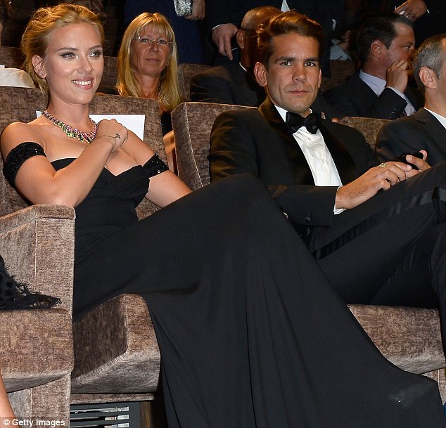 Scarlett Johansson este logodita cu jurnalistul Romain Dauriac