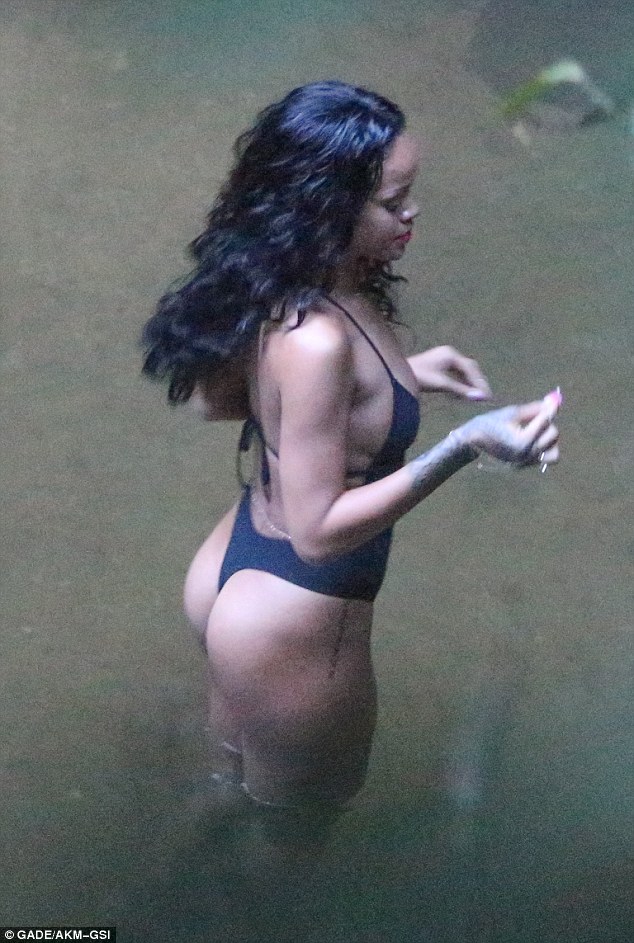 Rihanna face baie intr-un lac tropical
