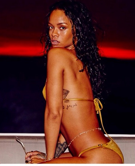 Rihanna a pozat sexy, iar imaginile au ajuns pe internet