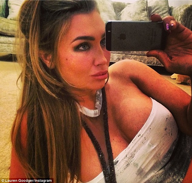 Lauren Goodger le-a aratat admiratorilor bustul sau generos