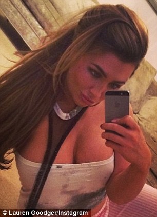 Lauren Goodger nu ezita sa se pozeze in fata oglinzii