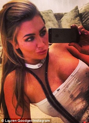 Lauren Goodger, sexy intr-un top care a aratat prea mult