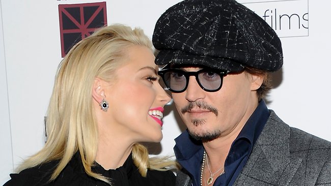 Li se întâmplă şi celor mai buni! Johnny Depp a fost părăsit de iubita bisexuală! Ea a fugit cu o femeie superbă în vacanţă!