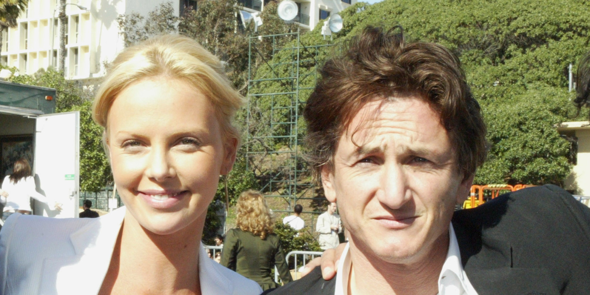 Mama lui Charlize Theron nu e de acord cu relatia fiicei ei cu Sean Penn