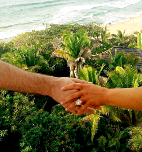 Christina Aguilera le-a aratat fanilor inelul de logodna