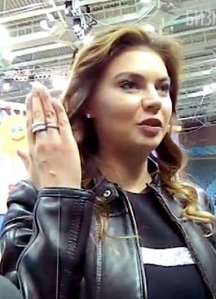 Kabayeva le-a aratat jurnalistilor inelul de logodna