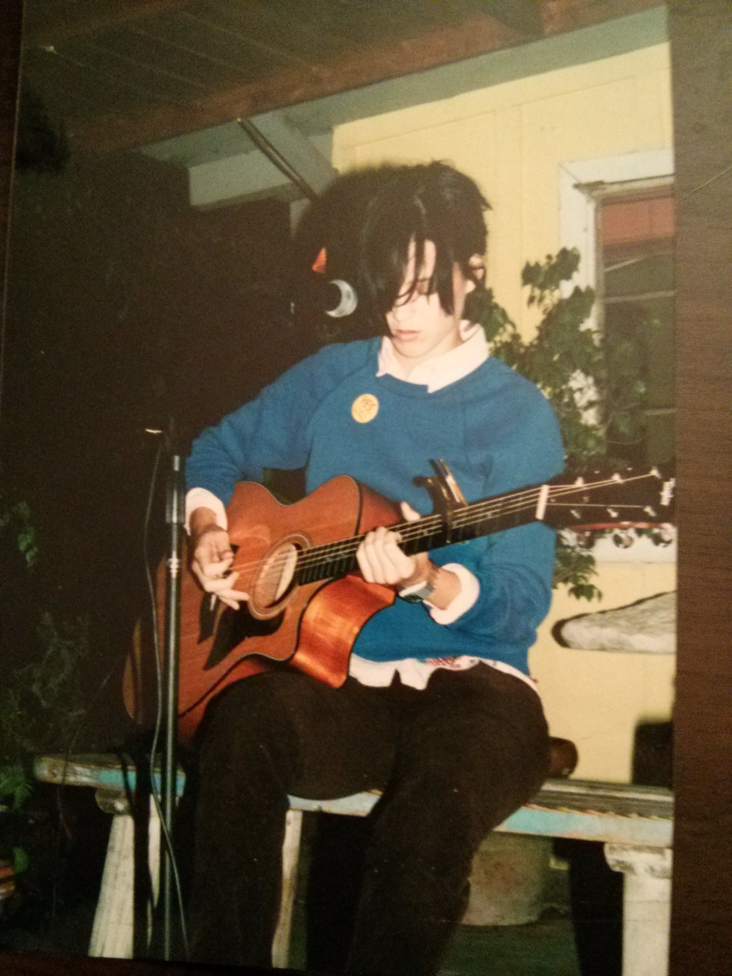 O adolescenta timida care a imblanzit chitara