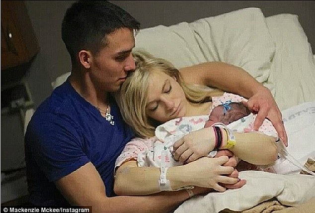 Mackenzie McKee impreuna cu iubitul sau si cu fetita lor