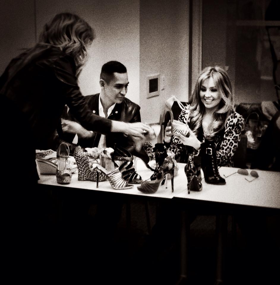 Artista este foarte incantat de cum arata pantofii pe care ii va lansa in curand foto: Facebook