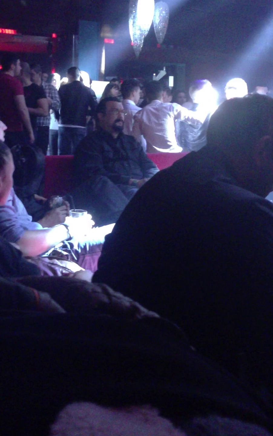 Sambata seara, Steven Seagal a iesit cu prietenii intr-un club din Bucuresti