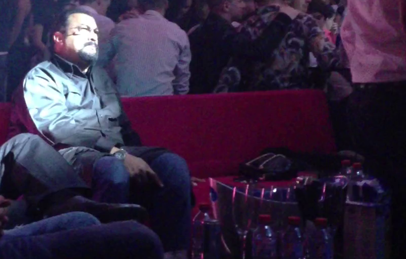 Actorul a stat toata noaptea pe canapea si a consumat doar sucuri naturale