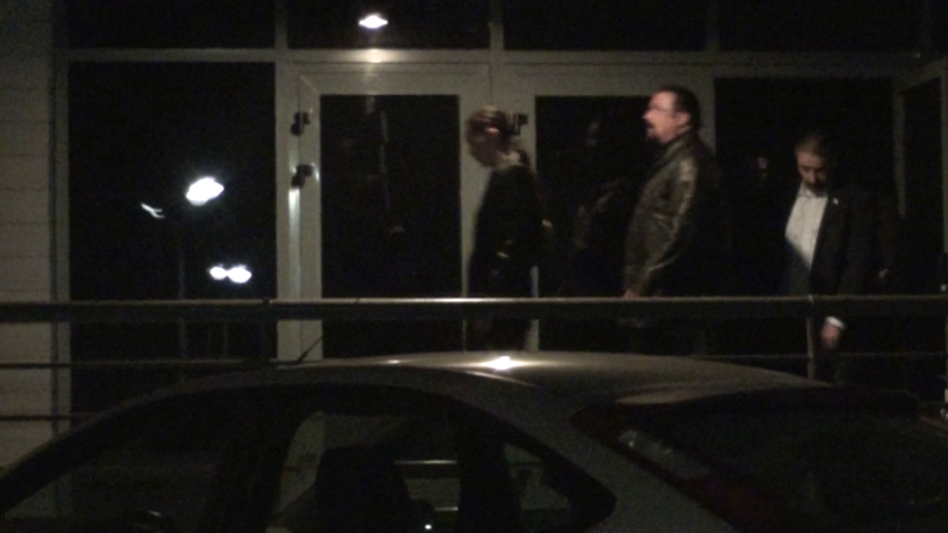 Aproape de ora 4 dimineata, Steven Seagal a iesit din club si a plecat
