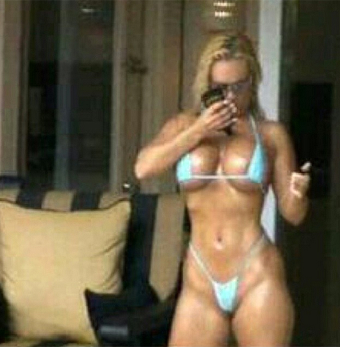 Coco Austin s-a pozat cu aproape totul la vedere