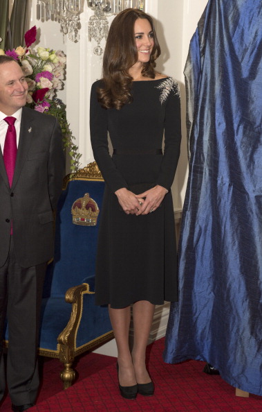 Kate a purtat o rochie de seara neagra, lunga pana peste genunchi, avand aplicata manual, pe umarul stang, o feriga argintie