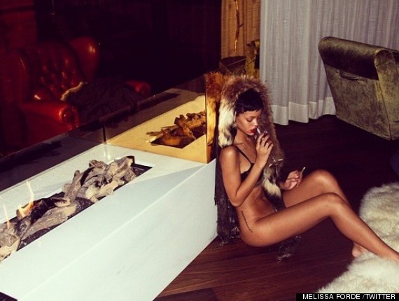 Rihanna isi umple contul de Instagram cu poze semi-nud