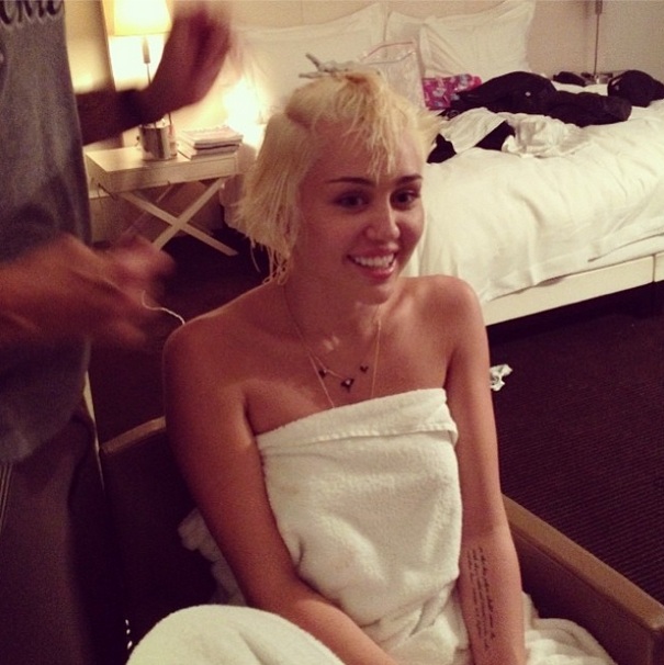Miley Cyrus se tunde imbracata doar intr-un prosop