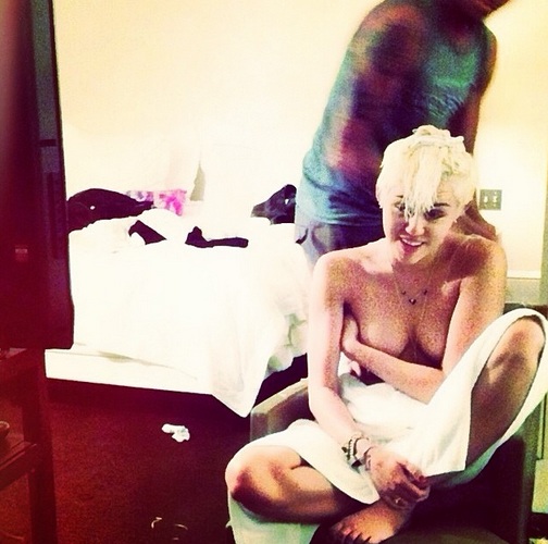 Miley Cyrus se tunde in sanii goi