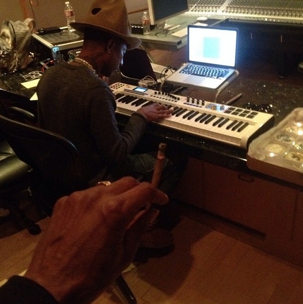 Snoop Dog si amicul sau, Pharell Williams au fumat impreuna o tigara interzisa