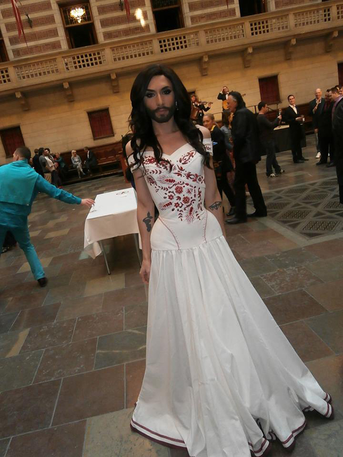 Conchita se imbraca intocmai ca o femeie