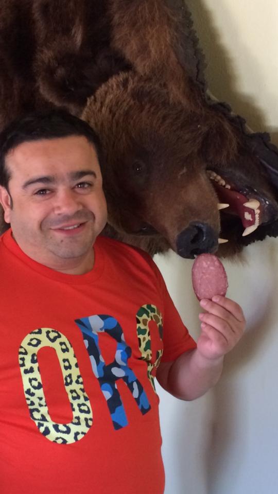 De cand i s-a intors fata, Minune are din nou chef de viata. Manelistul se tine numai de glume