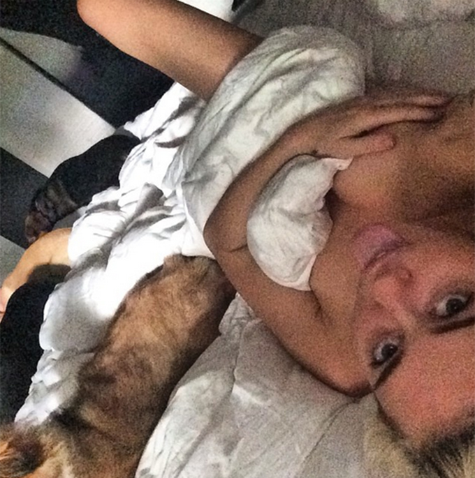 Miley Cyrus si-a pus toti fanii in cap dupa ce s-a pozat goala, alaturi de cainele ei